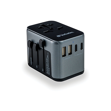 Grauer Verbatim Reiseadapter mit USB-Anschlüssen und ausfahrbaren Stecker-Schiebereglern vor weißem Hintergrund.