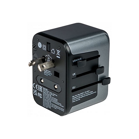 Schwarzer Universal-Reiseadapter mit ausfahrbaren Steckern für USA, UK und EU vor weißem Hintergrund.
