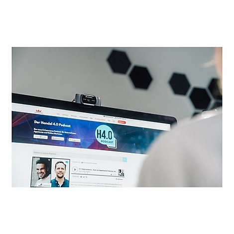 Ein Bildschirm zeigt einen Podcast namens Der Handel 4.0 Podcast. DarÃ¼ber eine Webcam.