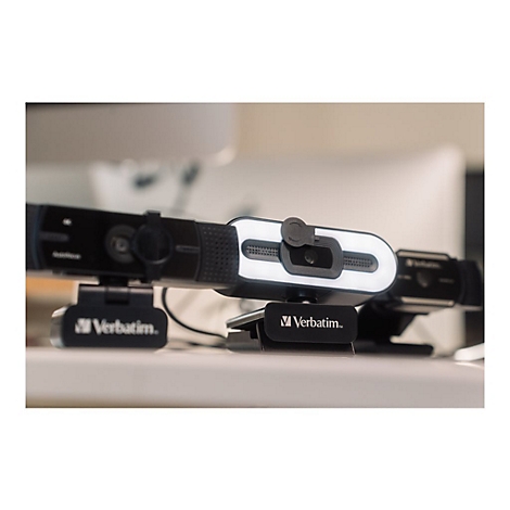 Drei Webcams mit Logos von Verbatim sind auf einer TischoberflÃ¤che platziert.