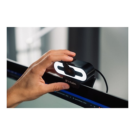 Hand berÃ¼hrt schwarze Webcam mit weiÃŸem LED-Ring. Verbatim-Logo unten.