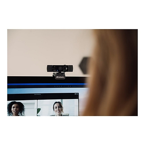 Webcam auf Monitor, Videoanruf mit zwei Frauen. Blonde Haare im Vordergrund.