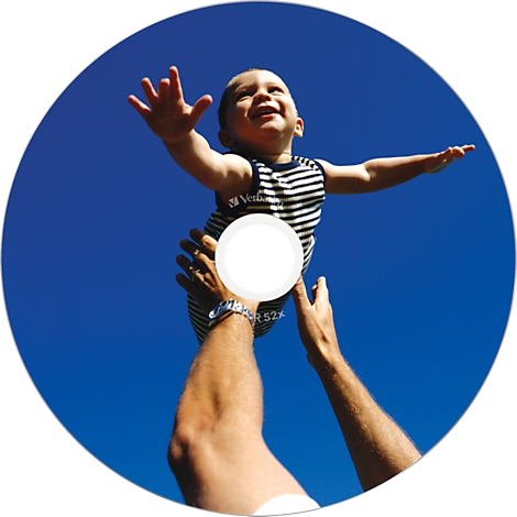 Een baby wordt in de lucht gegooid tegen een blauwe lucht. De baby straalt van vreugde.