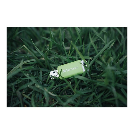 Ein grÃ¼ner USB-Stick von Verbatim liegt im grÃ¼nen Gras.