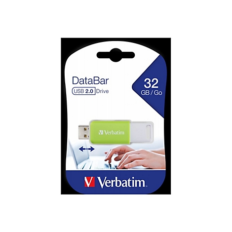 Verbatim USB-Stick in Packung. GrÃ¼n-weiÃŸer Stick mit 32 GB, daneben HÃ¤nde an Laptop-Tastatur. Aufschrift: DataBar USB 2.0 Drive, Verbatim.