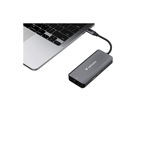 Ein grauer Verbatim USB-C-Hub ist mit einem Laptop verbunden.