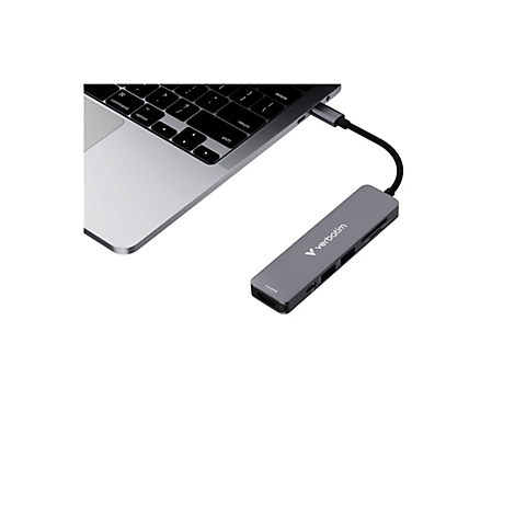 Ein grauer Verbatim USB-C-Hub ist an ein silbernes Laptop angeschlossen.