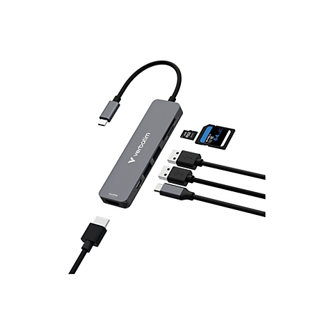 Grauer Verbatim USB-C Hub mit verschiedenen angeschlossenen Kabeln, SD- und Micro-SD-Karten auf weißem Hintergrund.
