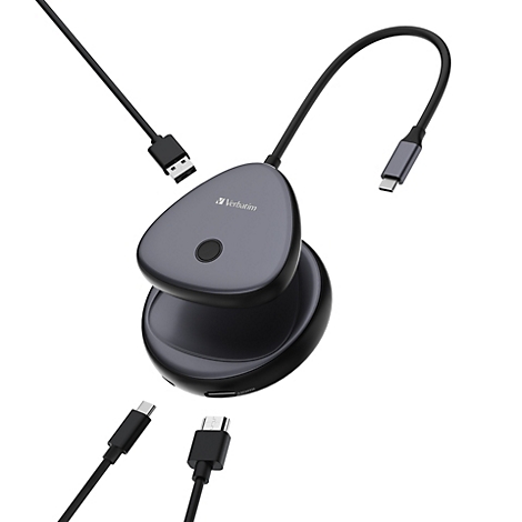 Ein dunkelgrauer USB-C-Hub mit zwei Ebenen und angeschlossenen schwarzen Kabeln vor weißem Hintergrund.