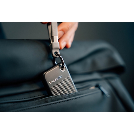 Ein schwarzer Verbatim-Tracker an einer Handtasche befestigt.