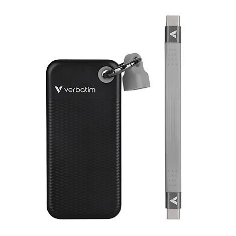 Schwarze Verbatim Powerbank mit Schlüsselanhänger und dazu ein graues USB-C Kabel vor weißem Hintergrund.