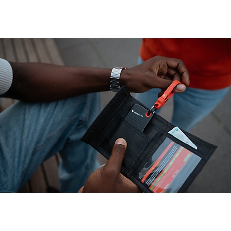 Schwarzes Portemonnaie mit Key-Tracker in der Hand einer Person.