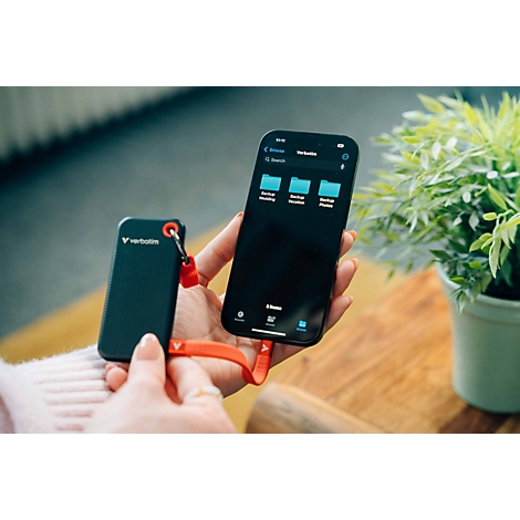 Person hält ein Smartphone mit Verbatim App und einen angeschlossenen USB-Stick mit rotem Band.