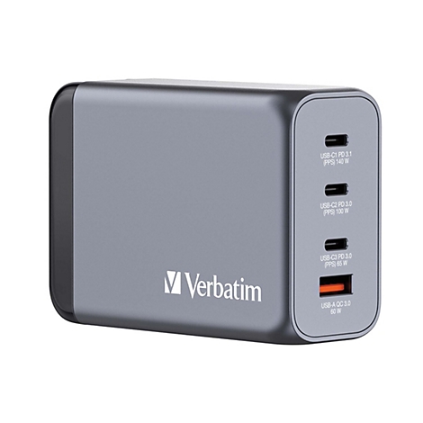 Adaptateur secteur Verbatim gris avec ports USB-C et USB-A. Inscription : USB-C1 PD 3.1 140 W, USB-C2 PD 3.0 100 W, USB-C3 PD 3.0 65 W, USB-A QC 3.0 60 W.