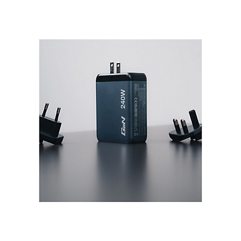 Chargeur GaN 240W bleu foncé, deux prises noires à côté.
