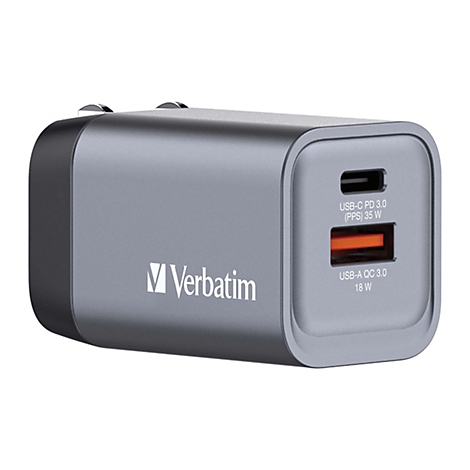 Adaptateur de chargeur USB-C gris avec l'inscription "Verbatim". Sur le devant, deux ports avec les mentions "USB-C PD 3.0 (PPS) 35 W" et "USB-A QC 3.0 18 W".