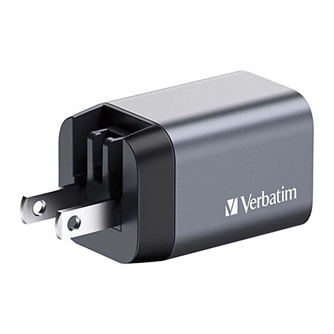 Adaptateur secteur gris foncé avec deux broches métalliques. "Verbatim" est imprimé sur le côté.