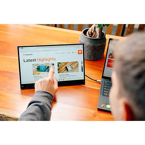 Eine Person bedient einen externen Monitor, der eine Verbatim Website mit Produkt-Highlights anzeigt.