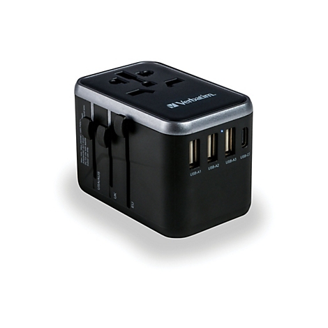Schwarzer Verbatim Reiseadapter mit USB-A und USB-C Anschlüssen vor weißem Hintergrund.