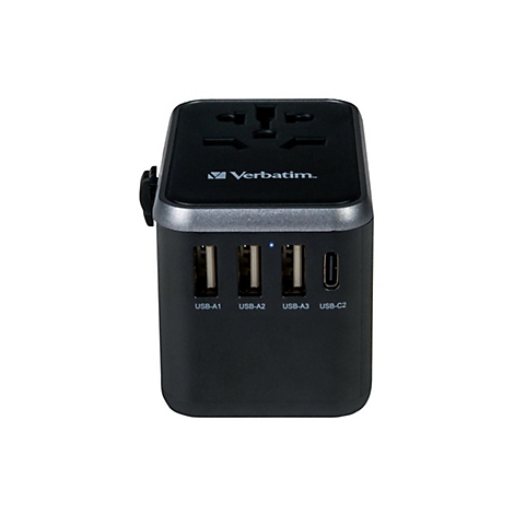 Schwarzer Verbatim Reiseadapter mit drei USB-A- und einem USB-C-Anschluss vor neutralem Hintergrund.