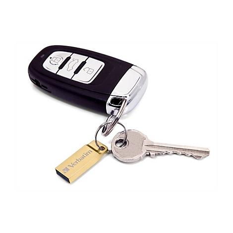 SchlÃ¼sselanhÃ¤nger mit AutoschlÃ¼ssel, USB-Stick und SchlÃ¼ssel auf weiÃŸem Hintergrund.