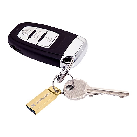 Schlüsselbund mit Autoschlüssel, Schlüssel und goldenem USB-Stick mit Verbatim-Logo.