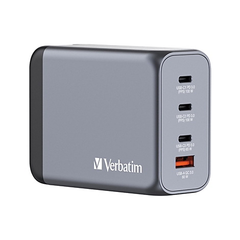 Grauer, rechteckiger USB-C-Ladegerät von Verbatim. Oben links das Verbatim-Logo. Auf der Vorderseite stehen die Anschlüsse: 3x USB-C und 1x USB-A.