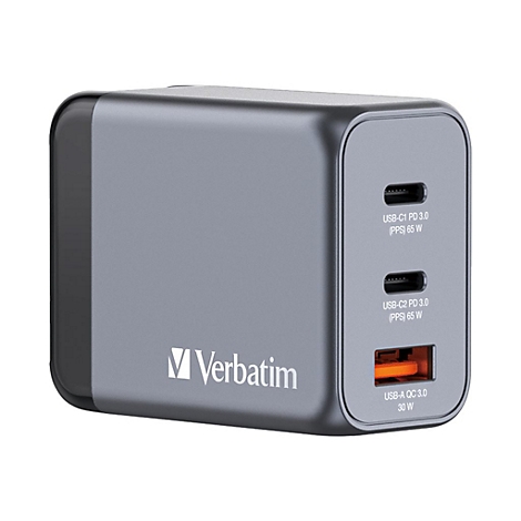Ein graues Ladegerät mit drei Anschlüssen, beschriftet mit USB-C1 PD 3.0, USB-C2 PD 3.0 und USB-A QC 3.0. Das Logo von Verbatim ist zu sehen.
