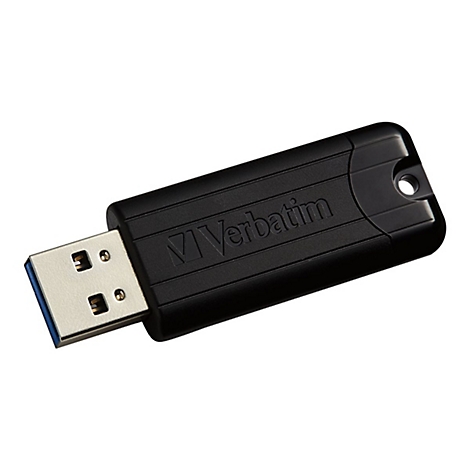 Schwarzer USB-Stick mit Verbatim-Logo. Auf weißem Hintergrund. USB-Anschluss silberfarben.
