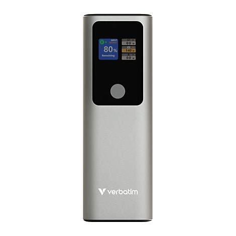 Silberne Verbatim Powerbank mit schwarzem Display und 80 Prozent Ladestatusanzeige auf weißem Hintergrund.