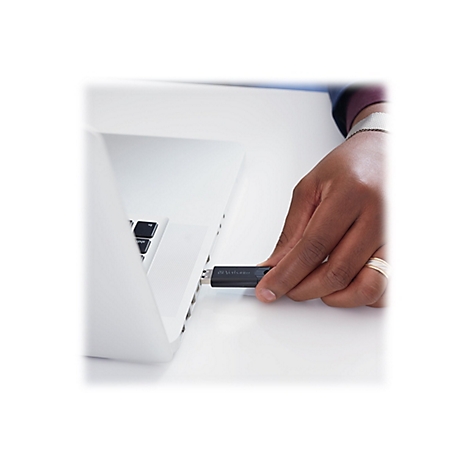 Une main insÃ¨re une clÃ© USB noire dans un ordinateur portable.