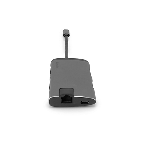 Een grijze adapter met een zwarte ethernetpoort en een USB-C-poort, een kabel gaat omhoog.