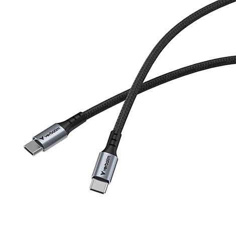 Schwarzes USB-C-auf-USB-C-Kabel mit geflochtener Ummantelung und grauen Steckern der Marke Verbatim.