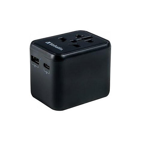 Schwarzer Universal-Reiseadapter von Verbatim mit USB-A- und USB-C-Anschlüssen vor weißem Hintergrund.