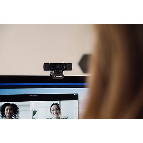 Eine Webcam von Verbatim ist oben auf einem Computermonitor montiert, auf dem eine Videokonferenz läuft.