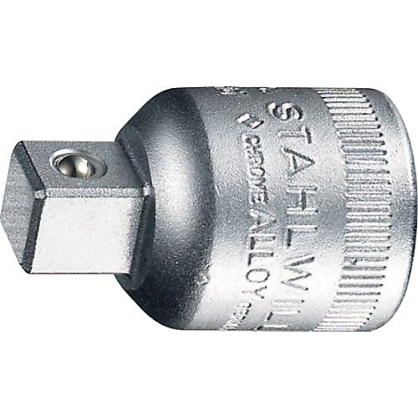 Metalen adapter. Vierkante connector en ronde kop met opschrift.