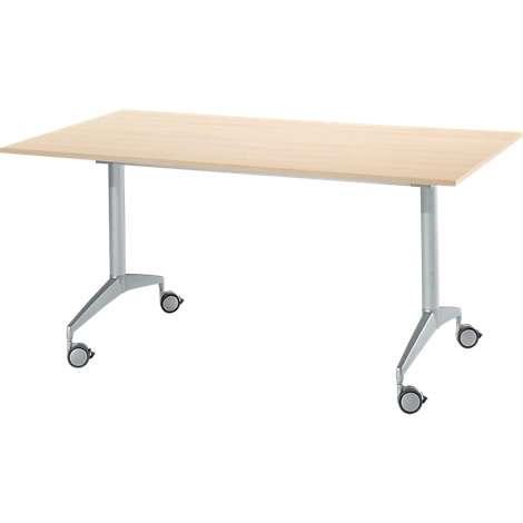 Een rechthoekige, lichtbruine tafel met zilverkleurige, rollende poten. Het tafelblad lijkt van hout te zijn.
