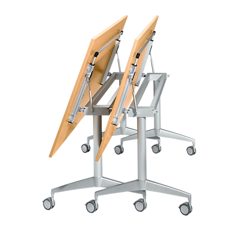 Twee tafels met houten bladen en wielen, onder een hoek ten opzichte van elkaar.