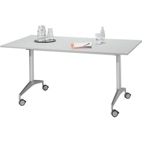 Een rechthoekige, witte tafel op wielen. Op het tafelblad staan waterflessen, glazen en een notitieblok.