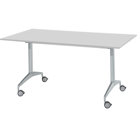 Een rechthoekige witte tafel op wielen. De zilveren tafelpoten zijn schuin.