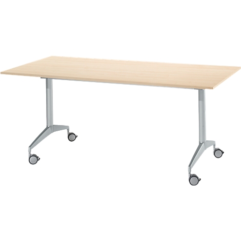 Een rechthoekige tafel van licht hout met metalen poten en wielen.