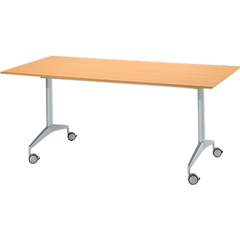 Rechthoekige lichte tafel met wielen. Het tafelblad is lichtbruin. De poten zijn zilverkleurig en voorzien van wielen.