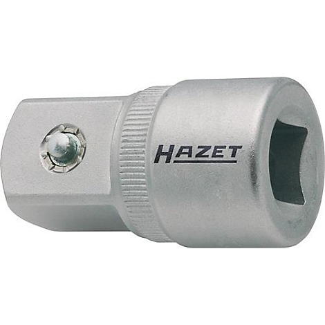 Metalladapter mit HAZET-Schriftzug. Links ein Knopf, rechts ein quadratisches Loch.