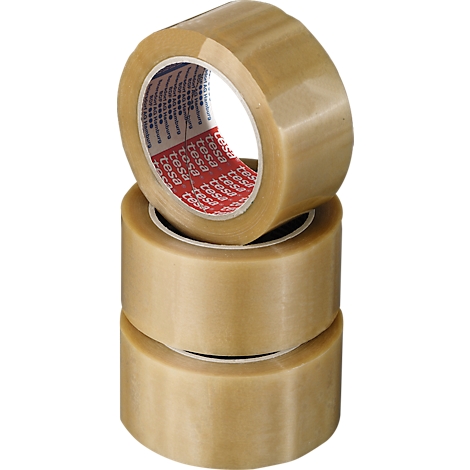 Drie rollen bruine verpakkingstape, één rol bovenop. De tekst "tesa" is zichtbaar op de tape.