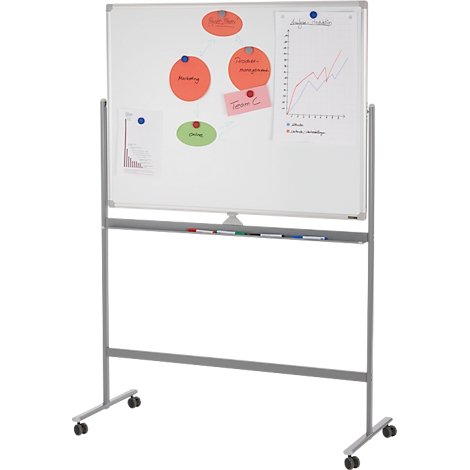 Een mobiel whiteboard met penhouder, beschreven met aantekeningen en diagrammen, op wielen.
