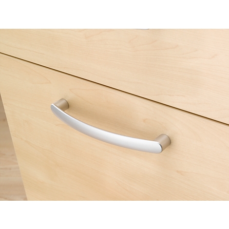 Close-up van een licht houten kast met een zilveren handgreep.