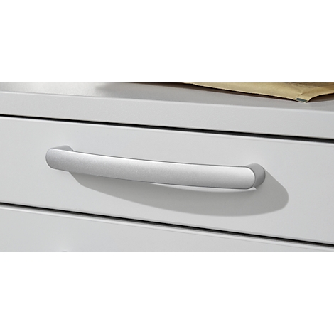 Zilveren handgreep op een witte lade die een schaduw werpt.