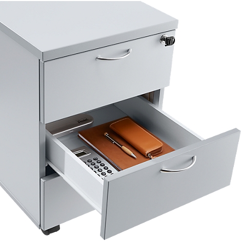 Grijze roldeurkast met een open lade. Binnenin: notitieboek, pen, etui en rekenmachine. De kast is vergrendeld.