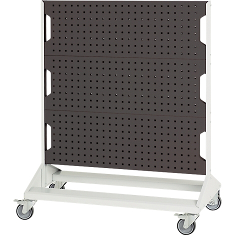 Grijs prikbord op wielen. Het prikbord bestaat uit drie borden met kleine, gelijkmatig verdeelde gaatjes. Het frame is wit.