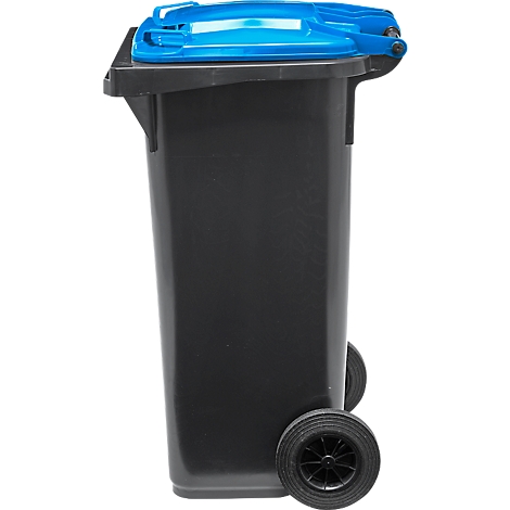 Zwarte vuilnisbak met blauw deksel en wielen.